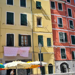 Vicolo Apartment, Pedestrian Centre, 2bdr, 2,5 Bth, Aircondo, Private Parking, Easy To Train And Ferries, Life Appartement La Spezia
